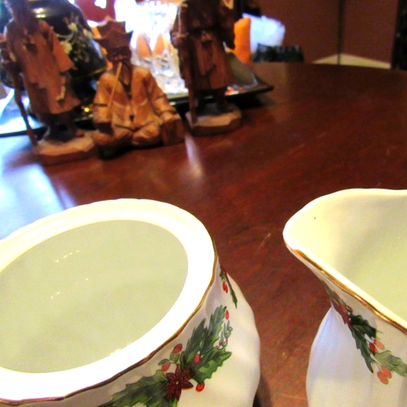 🎄 Vintage Christmas Holly Berries 24K Gold Trim Sugar & Creamer Set - Picture 13 of 16